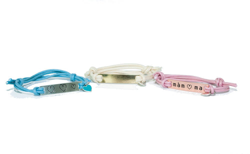 Beiges Damenarmband mit Herzanhängern
