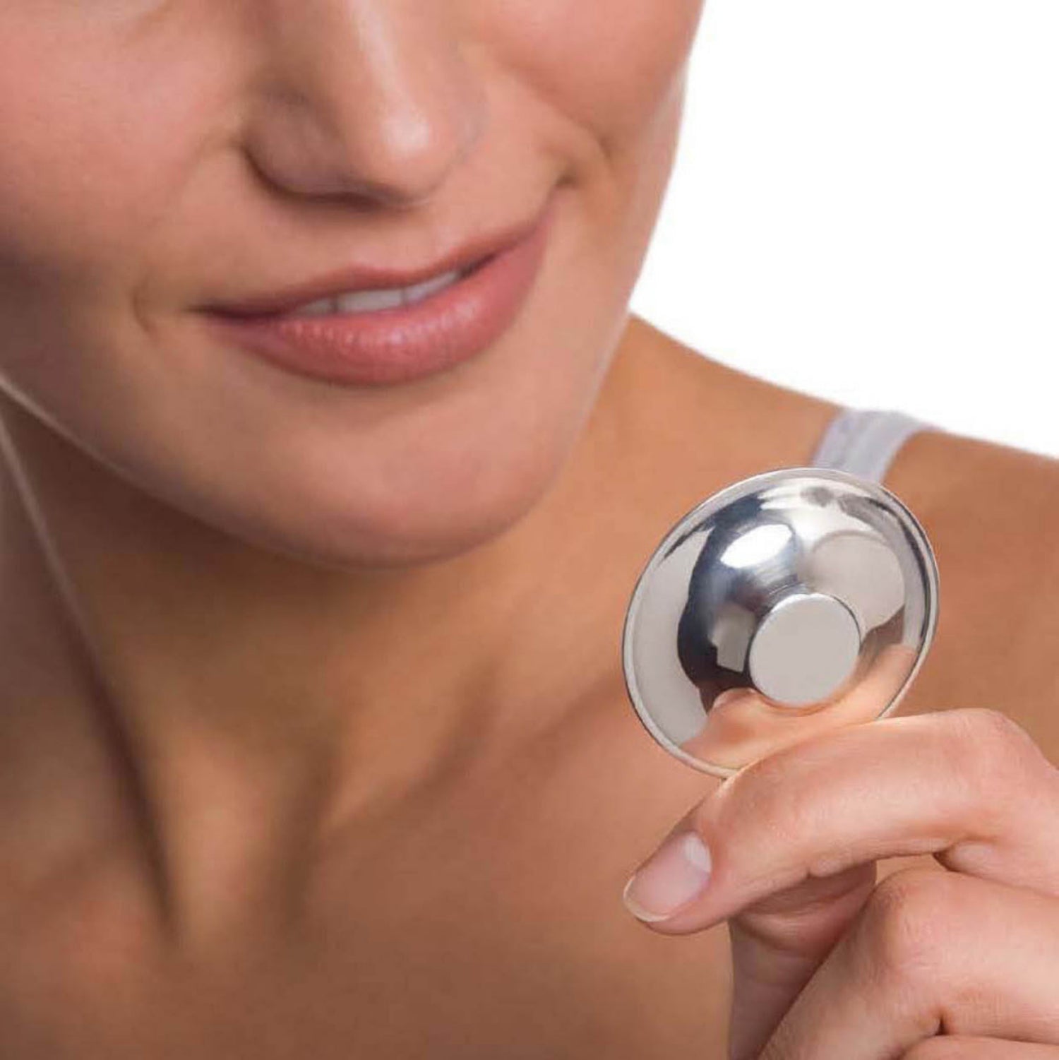 Brustwarzenschutz aus dreilagigem Silber.